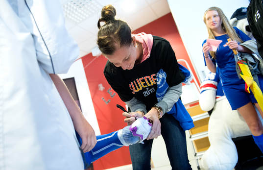  Lotta Schelin signerar en sko.