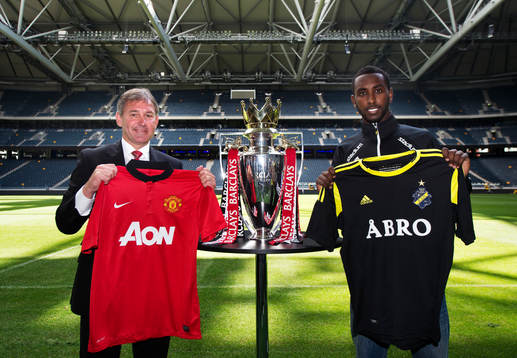 Bryan Robson och Henok Goitom poserar med matchtröjor