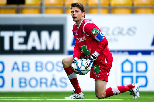 Gefles målvakt Mattias Hugosson håller i bollen i