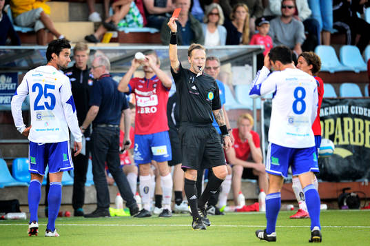 Värnamos Carlos Gaete Moggia får rött kort