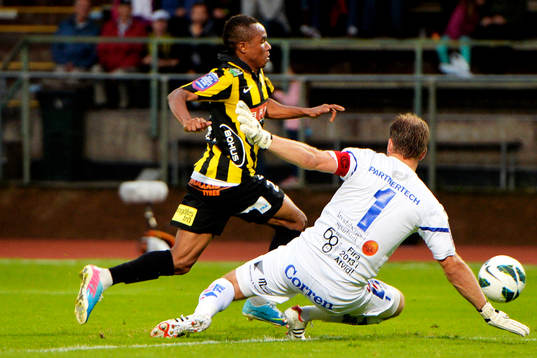 Häckens Nasiru Mohammed oroar framför Åtvidabergs målvakt Henrik Gustavsson i matchen mellan Häcken och Åtvidaberg  19 juni 2013 i Göteborg .