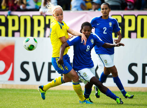 Sveriges Caroline Seger utmanas av Brasiliens Formiga i