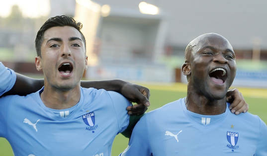  Malmös nr 10 Jiloan Hamad och Malmös nr 29 Tokelo Rantie sjunger segersång efter matchen. 