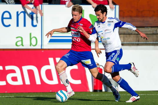 Kamp om bollen mellan Örgrytes Johan Hedman Värnamos