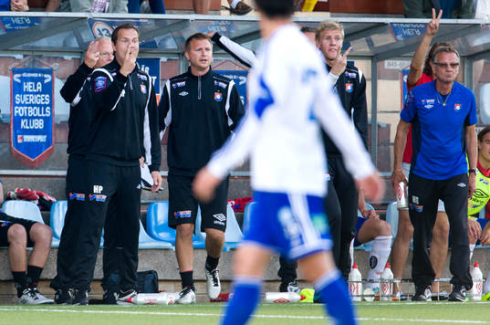 Örgrytes tränare Hans Prytz och delar av Örgrytebänken