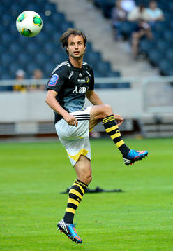 s Helgi Daníelsson värmer upp innan fotbollsmatchen i