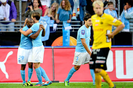 Malmö FFs Tokelo Rantie firas efter att han gjort 2-1