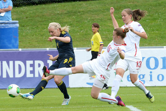 Nyon, 28 Juin 2013; Soccer; UEFA Championship Under 17 Women; Poland - Sweden. Picture show from l. t r. Stina Blackstenius, Gabriela Grzywinska and Patrycja Michalczyk