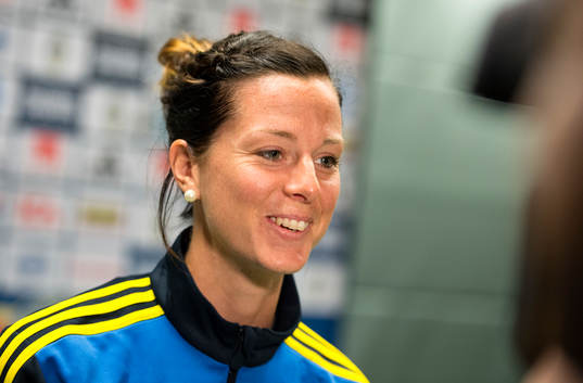 Sveriges Lotta Schelin blir intervjuad