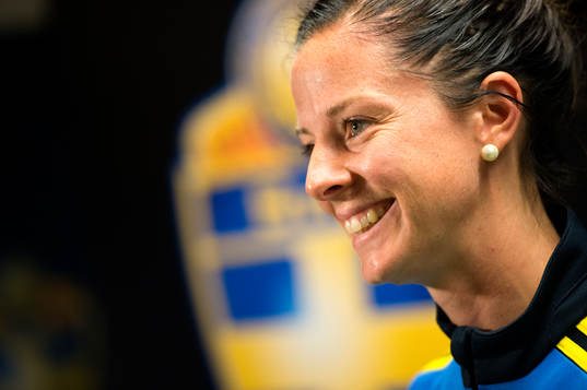 Sveriges Lotta Schelin blir intervjuad
