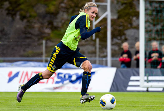 Sveriges Stina Segerström driver bollen