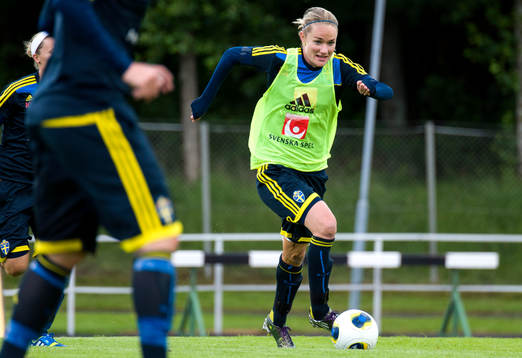 Sveriges Stina Segerström driver bollen