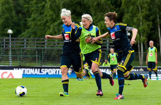Närkamp mellan Sveriges Nilla Fischer, Josefine Öqvist och Therese Sjögran