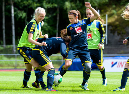 Kamp om bollen mellan Sveriges Amanda Ilestedt, Antonia Göransson och Jessica Samuelsson