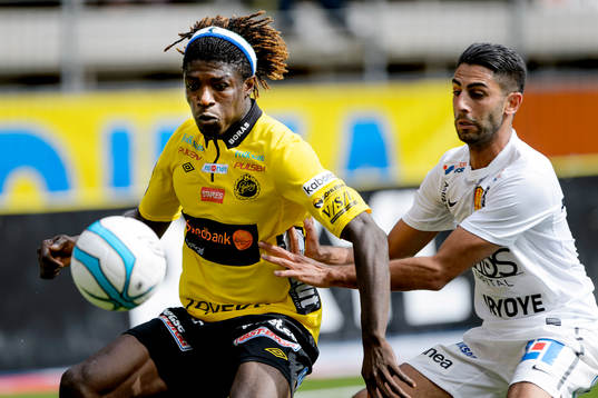 Elfsborgs Mohamed Bangura fokus på bollen och uppvaktas av