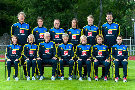 Damlandslagets ledare fotograferas