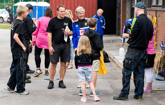 Sveriges förbundskapten Pia Sundhage står och pratar med personalen på Nösnäsvallen utanför den mixade zonen innan en stängd träning