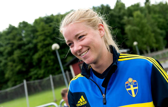 Sveriges Jenny Hjphlman intervjuas i den mixade zonen innan en stängd träning