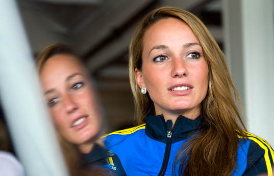 Sveriges Kosovare Asllani blir intervjuad