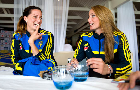 Sveriges Lotta Schelin och Kosovare Asllani blir intervjuade