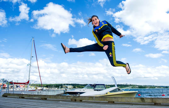 Sveriges Olivia Schough hoppar på bryggan utanför hotellet