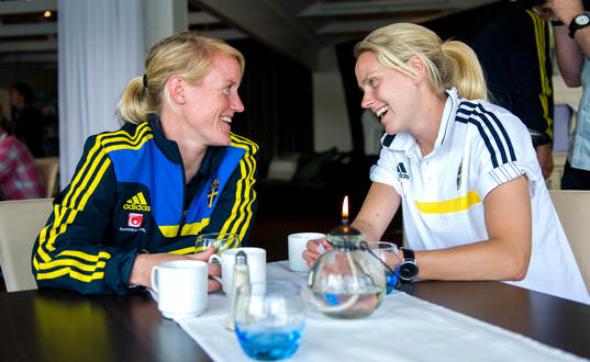 Sveriges Marie Hammarström och Lisa Dahlkvist sitter och pratar