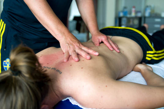 Sveriges Lina Nilsson får massage av sjukgymnast Annica