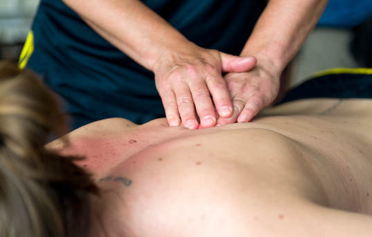 Sveriges Lina Nilsson får massage av sjukgymnast Annica