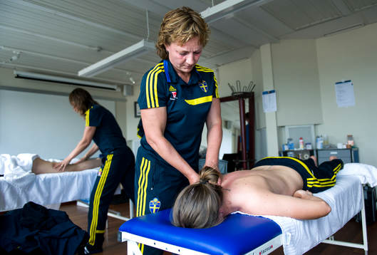 Sveriges sjukgymnast Annica Näsmark masserar Lina Nilsson