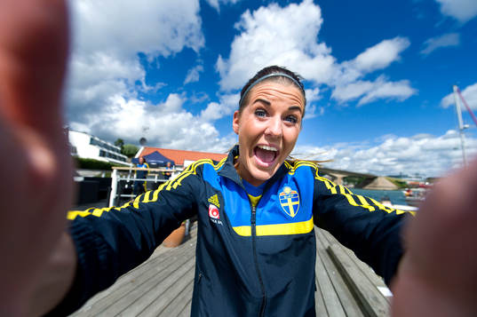Sveriges Olivia Schough skojar med kameran