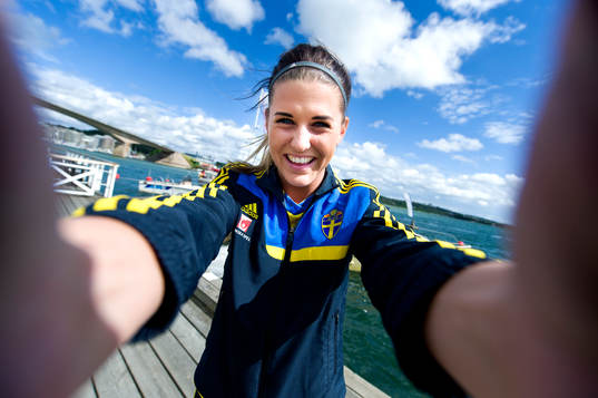 Sveriges Olivia Schough skojar med kameran