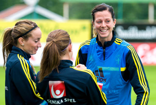 Sveriges Lotta Schelin pratar med Kosovare Asllani och