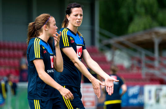 Sveriges Lotta Schelin (h) pratar med Jessica Samuelsson (v)