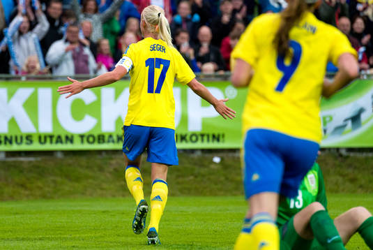 Sveriges Caroline Seger jublar efter sitt 3-1-mål