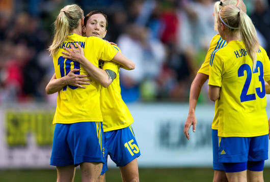 Sveriges Therese Sjögran kramar om Sofia Jakobsson