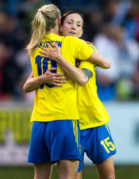 Sveriges Therese Sjögran kramar om Sofia Jakobsson