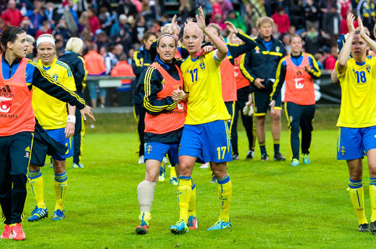 Sveriges Kosovare Asllani och Caroline Seger tackar publiken