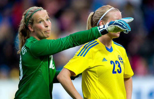 Englands målvakt Rachel Brown-Finnis pekar framför Jenny Hjohlman