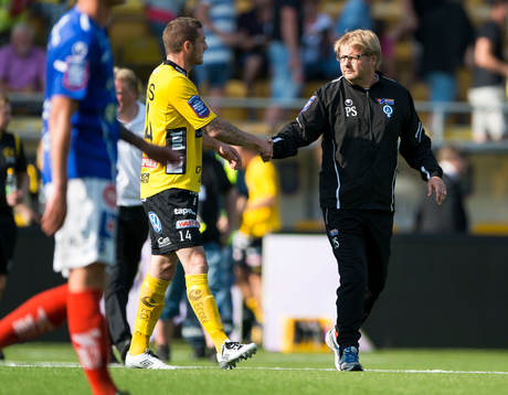 Åtvidabergs tränare Peter Swärdh skakar hand med Elfsborgs James Keene i matchen mellan Elfsborg och Åtvidaberg i Allsvenskan i fotboll 6 juli 2013 i Borås.