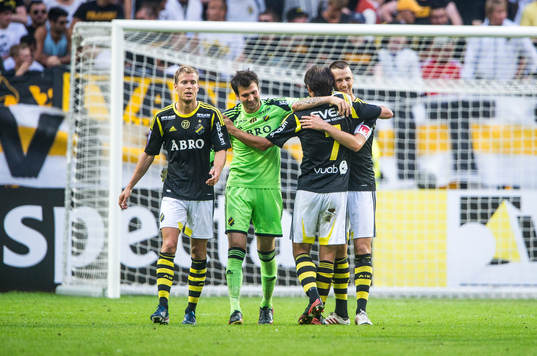 s Per Karlsson, målvakt Kyriakos Stamatopoulos, Helgi Danielsson och Alexander Milosevic kramas om efter den allsvenska matchen mellan AIK och Häcken den 7 juli 2013 i Stockholm.