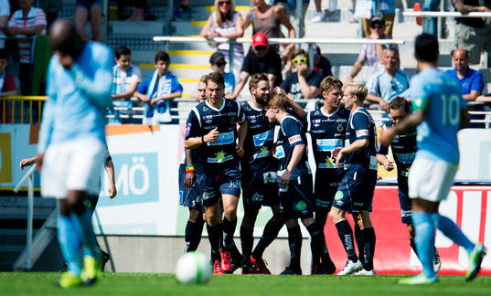 Gefles Mikael Dahlberg kvitterar till 1-1 i den allsvenska fotbollsmatchen mellan Malmö FF och Gefle den 7 Juli 2013.
