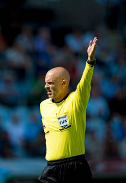 domare Michael Lerjeus dömer hörna i den allsvenska fotbollsmatchen mellan Malmö FF och Gefle den 7 Juli 2013.