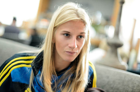 Sveriges Sofia Jakobsson blir intervjuad