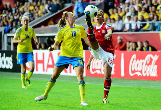 Sveriges Jessica Samuelsson och Danmarks Nadia Nadim i