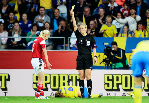 Danmarks Christina Örntoft (Ørntoft)  får gult kort