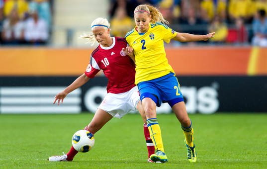 Närkamp mellan Danmarks Pernille Harder och Sveriges Charlotte Rohlin i matchen mellan Sverige och Danmark