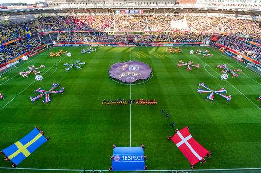 Lagen står uppställda på arenan innan matchen mellan