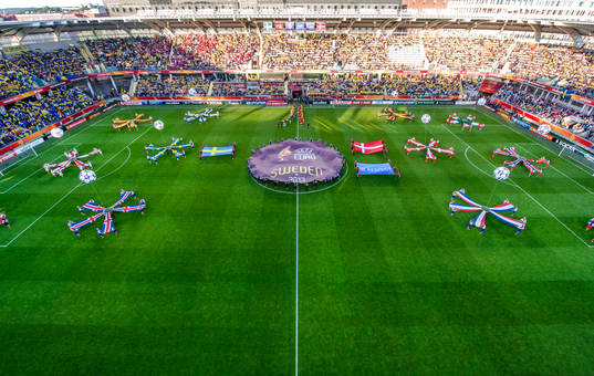 Lagen tågar in på arenan innan matchen mellan Sverige och