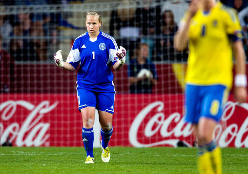 Danmarks målvakt Stina Petersen jublar efter matchen mellan Sverige och Danmark