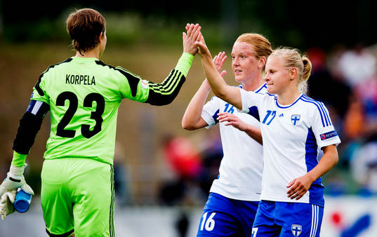  Finlands målvakt Tinja-Riikka Korpela Jaana Lyytikäinen jublar efter matchen mellan Italien och Finland